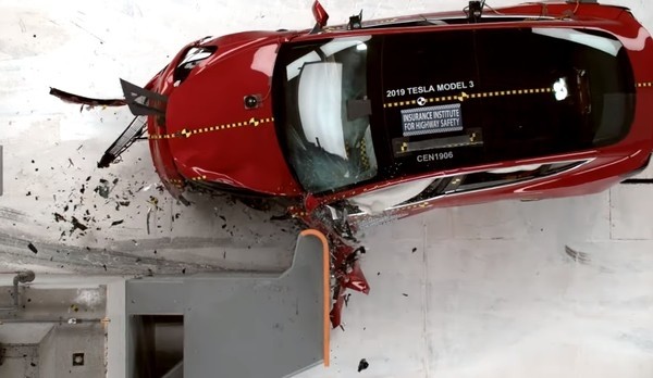 Tesla Model 3 на отлично прошел беспощадный краш-тест - видео
