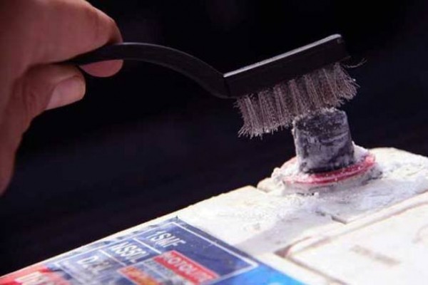 Чем смазать клеммы аккумулятора, чтобы они не окислялись