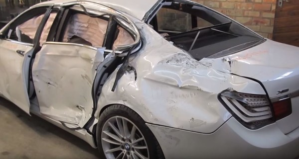 Как из груды металлолома мастера создают почти новую Tesla Model S - видео