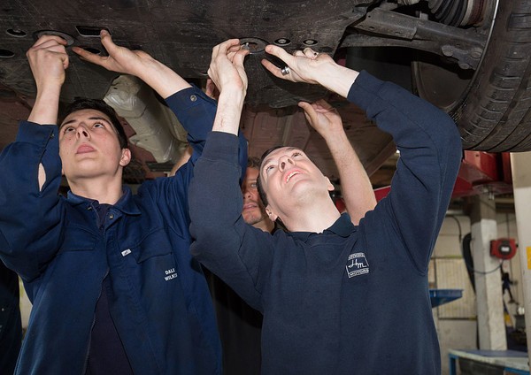 "Сам себе Кулибин": Чем лучше обработать днище автомобиля