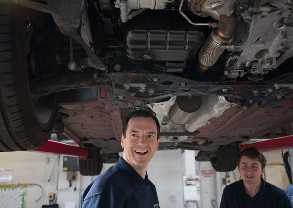 "Сам себе Кулибин": Чем лучше обработать днище автомобиля