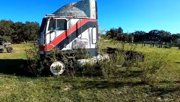Заведется ли простоявший под открытым небом 21 год грузовик - видеоэксперимент