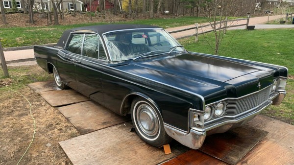 На аукционе выставили на продажу Lincoln Continental 1968 года