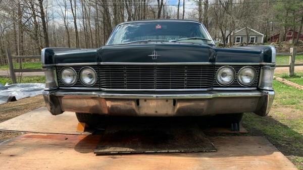 На аукционе выставили на продажу Lincoln Continental 1968 года