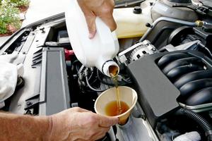 Через сколько километров менять масло в двигателе?