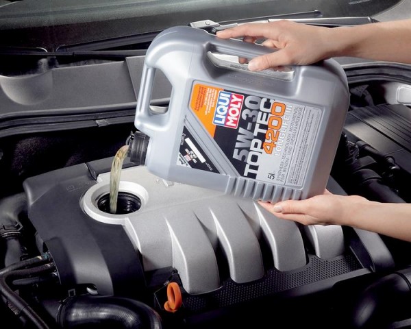 Через сколько километров менять масло в двигателе?