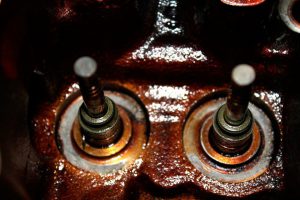 Двигатель начал дымить: колпачки или кольца