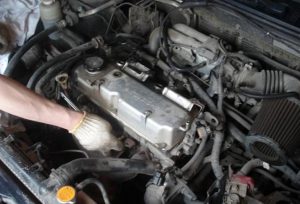 Двигатель начал дымить: колпачки или кольца