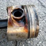 Двигатель начал дымить: колпачки или кольца