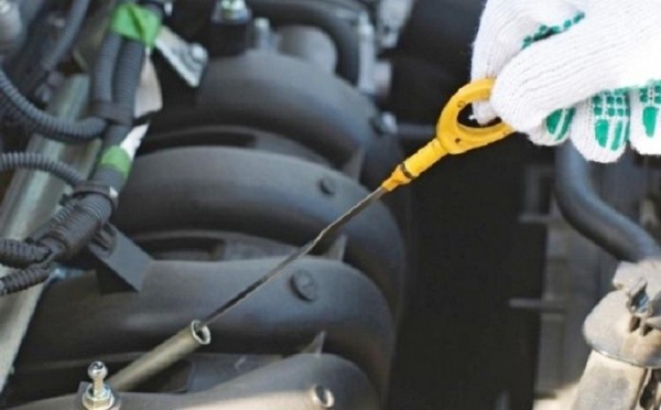 Если перелить масло в двигатель: что будет, последствия