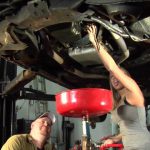 Как сливать масло из двигателя при замене смазки: откачка через аппарат или самотеком