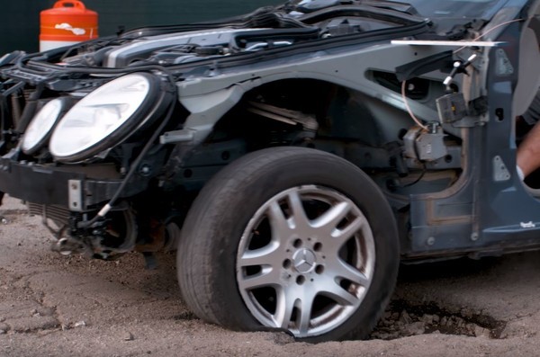 Могут ли открыться подушки безопасности из-за ямы на дороге - видео