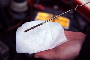 Упал уровень масла в двигателе: почему так происходит