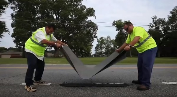 В США придумали "лейкопластырь" для ремонта дорог от ям - видео