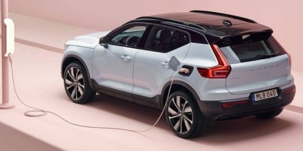 Volvo сделали гибрид XC40 доступней
