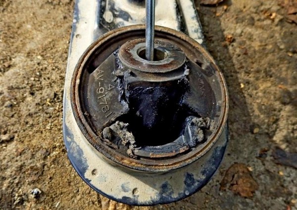 Замена опорных подушек двигателя автомобиля