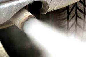 Двигатель дымит белым дымом, в чем может быть причина?