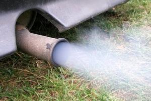 Двигатель дымит сизым дымом, в чем может быть причина?