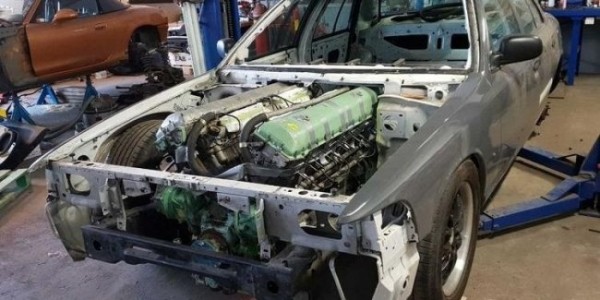 Ford Crown Victoria с &laquo;танком&raquo; под капотом (видео)