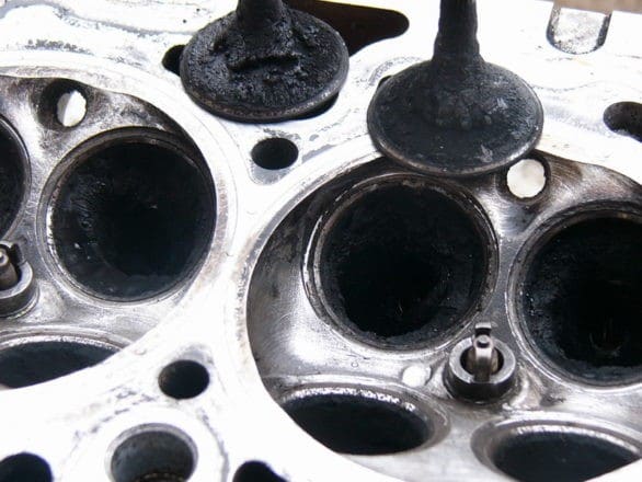 Как определить, что прогорел клапан в двигателе авто: признаки и симптомы