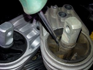 Какие признаки указывают на порванную подушку двигателя