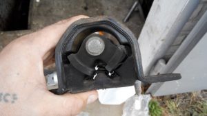 Какие признаки указывают на порванную подушку двигателя