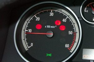 Не падают обороты двигателя: почему так происходит