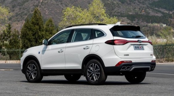 Первые &laquo;живые&raquo; фото X8: трехрядный салон и мотор от младшего SUV (но мощнее)
