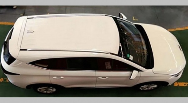 Первые &laquo;живые&raquo; фото X8: трехрядный салон и мотор от младшего SUV (но мощнее)