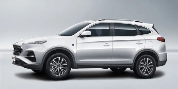 Первые &laquo;живые&raquo; фото X8: трехрядный салон и мотор от младшего SUV (но мощнее)