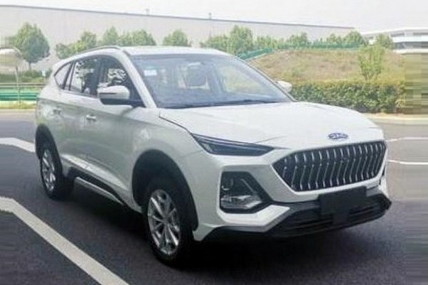 Первые &laquo;живые&raquo; фото X8: трехрядный салон и мотор от младшего SUV (но мощнее)