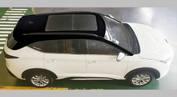 Первые &laquo;живые&raquo; фото X8: трехрядный салон и мотор от младшего SUV (но мощнее)