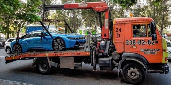 Правила одни для всех: в столице активно эвакуируют элитные авто