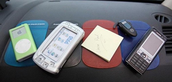 Противоскользящий коврик в машину: враг или помощник?