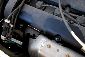 Течь масла из-под клапанной крышки: почему возникает и что делать?