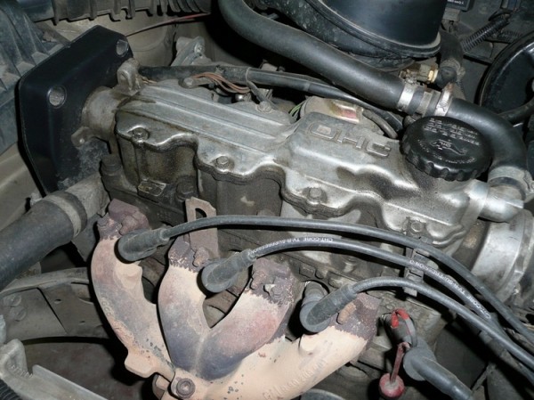 Течь масла из-под клапанной крышки: почему возникает и что делать?