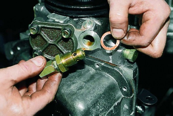 Течь масла из-под клапанной крышки: почему возникает и что делать?