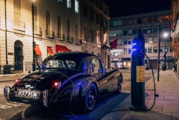 Ваша розетка, сэр: классический Jaguar XK120 превратили в электрокар
