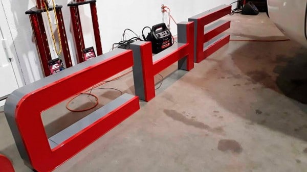 Светящиеся вывески дилеров Porsche появились в продаже