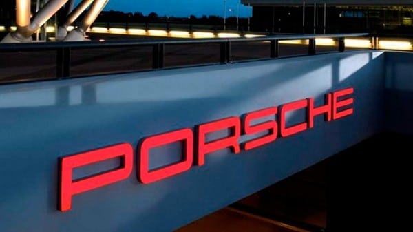 Светящиеся вывески дилеров Porsche появились в продаже