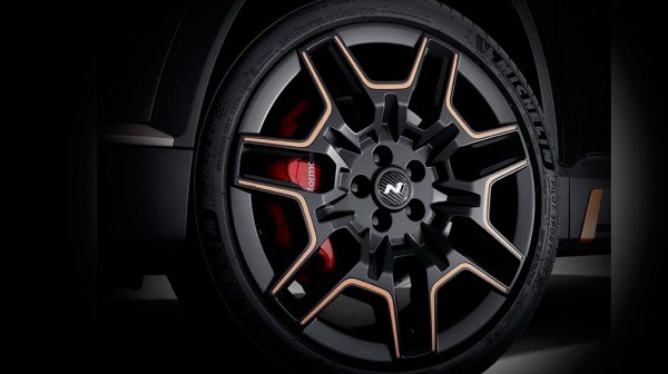 Дебютировала заводская спортверсия кроссовера Hyundai Santa Fe