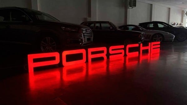 Светящиеся вывески дилеров Porsche появились в продаже