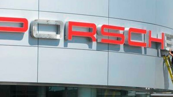 Светящиеся вывески дилеров Porsche появились в продаже