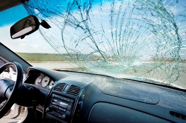 Как остановить трещину на лобовом стекле автомобиля