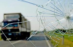 Как остановить трещину на лобовом стекле автомобиля