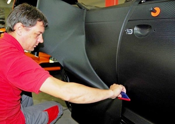 Карбоновая пленка для автомобиля &mdash; как наклеить