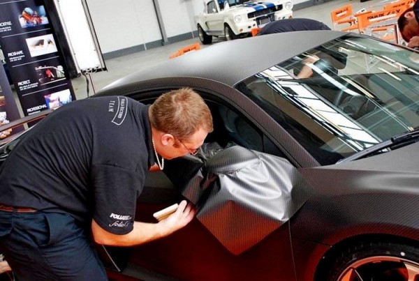 Карбоновая пленка для автомобиля &mdash; как наклеить