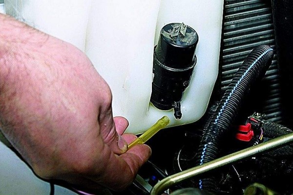 Почему не работает омыватель лобового стекла: возможные причины и методы устранения неисправности