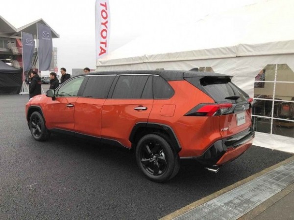 Поиздевались над RAV4
