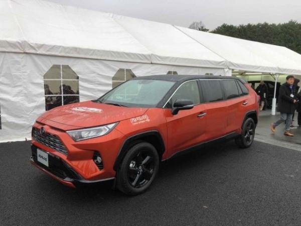 Поиздевались над RAV4